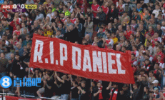 R.I.P.小球迷丹尼尔此前不幸遇害，阿森纳球迷举起横幅为其悼念